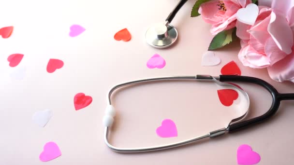 Grămadă Flori Trandafir Stetoscop Fundal Roz Inimi Zburătoare Ziua Doctorului — Videoclip de stoc