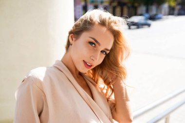 Yaz gününde şehir geçmişi olan çekici sarışın kız.