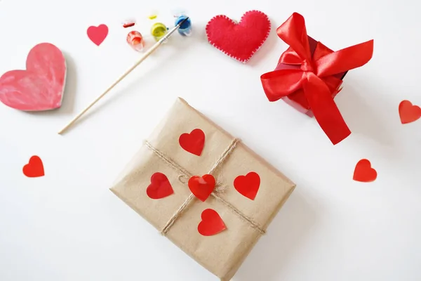 情人节或婚庆假期的作曲 手工包装的礼品盒 红心和灰色工具 白色木制背景 — 图库照片