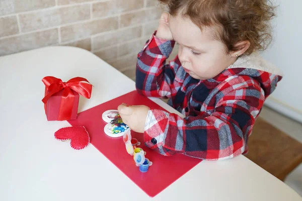 Små Barn Flicka Dekorerar Handgjorda Valentine Hjärta Färger Barnhem Hobbykoncept — Stockfoto