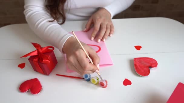 Mujer Creando Regalo Con Corazón Para Día San Valentín Casa — Vídeo de stock