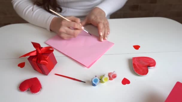 Femme Écrit Une Lettre Amour Sur Papier Rose Avec Des — Video