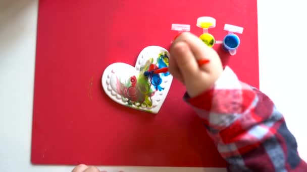 手作りのバレンタインハート作り 子供のDiy 趣味のコンセプト あなた自身の手で贈り物 バレンタインデーの装飾 — ストック動画