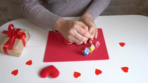 Valentinstag Thema Weibliche Hände Malen Rote Herzen Geschenk Werkzeug Auf — Stockvideo