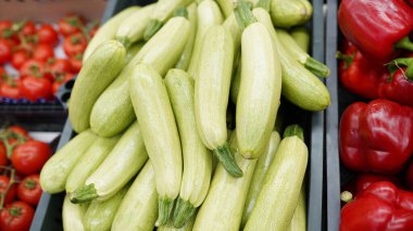 Taze sağlıklı kabak, domates, biber pazarda satılıyor.