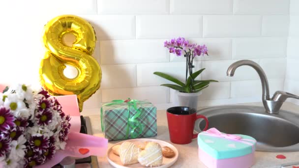 Confetti Keuken Met Gouden Ballon Geschenkdoos Bloemen Voor Moederdag Maart — Stockvideo
