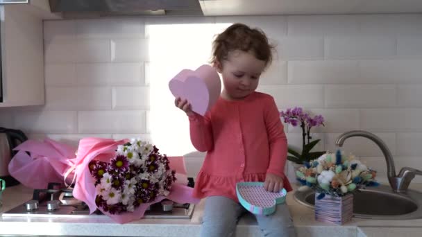 Anak Kecil Dengan Hadiah Untuk Ibu Duduk Meja Dapur Dengan — Stok Video