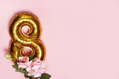 Pembe arka planda çiçekli 8 adet balon. Fotokopi alanı var. Kadın bayramı ve 8 Mart konsepti. tebrik kartı
