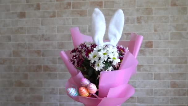ウサギの耳と卵でイースターフラワー花束 ハッピーイースター — ストック動画
