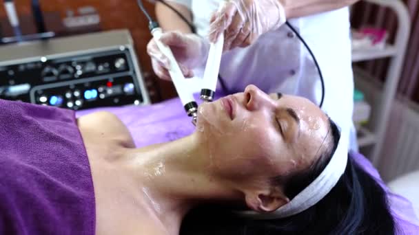 美容师采用微电流疗法 面部美容师程序 — 图库视频影像