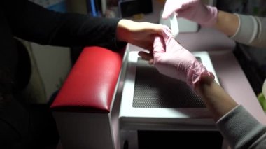 Kuaförde manikür işlemi, kadın elleri.