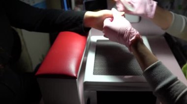 Kuaförde manikür işlemi, kadın elleri.