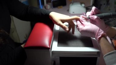 Güzellik salonunda manikür işlemi, kapatın.