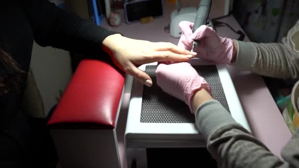 サロンでのマニキュアプロセス 女性の手 — ストック動画