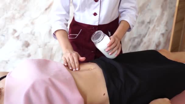 Μασάζ Θεραπευτής Λεκιάζει Λάδι Καρύδας Στο Στομάχι Μιας Πελάτισσας Ένα — Αρχείο Βίντεο