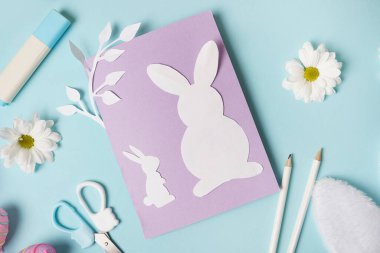 Paskalya kartı yapmak için yeni fikirler. Mavi arkaplanda çiçekli el yapımı kart