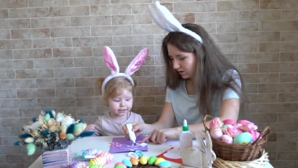 Madre Bebé Divierten Mientras Pintan Huevos Pascua — Vídeos de Stock