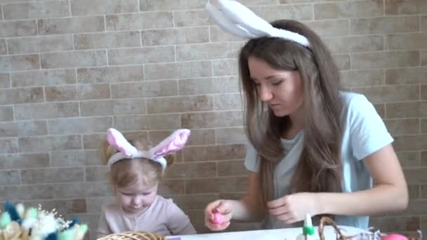 Madre Suo Bambino Divertono Mentre Dipingono Uova Pasqua — Video Stock