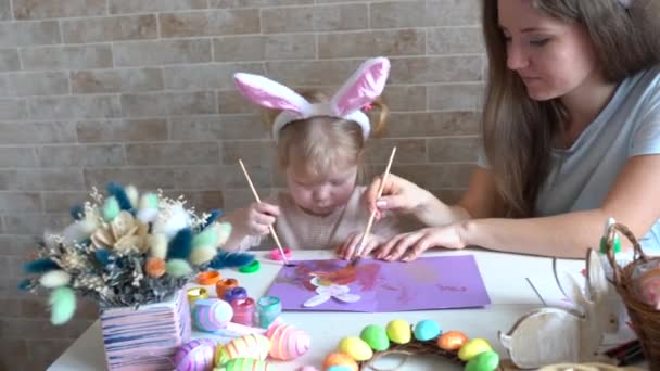 Madre Bebé Divierten Mientras Pintan Huevos Pascua — Vídeos de Stock