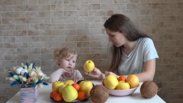 Glückliche Familie Mutter Und Ihr Baby Essen Hause Frisches Obst — Stockvideo