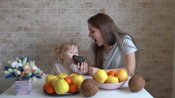 Šťastná Rodina Matka Její Dítě Jíst Čerstvé Ovoce Kuchyni Doma — Stock video
