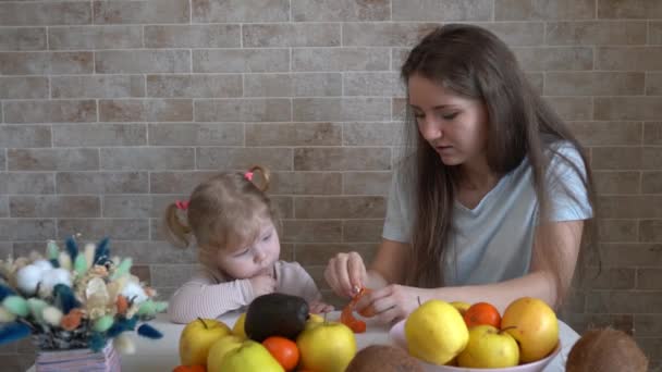 Família Feliz Mãe Seu Bebê Comendo Frutas Frescas Cozinha Casa — Vídeo de Stock
