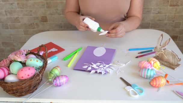 Mujer Hace Artesanías Para Pascua Tarjeta Colorida Hecha Mano Papel — Vídeo de stock
