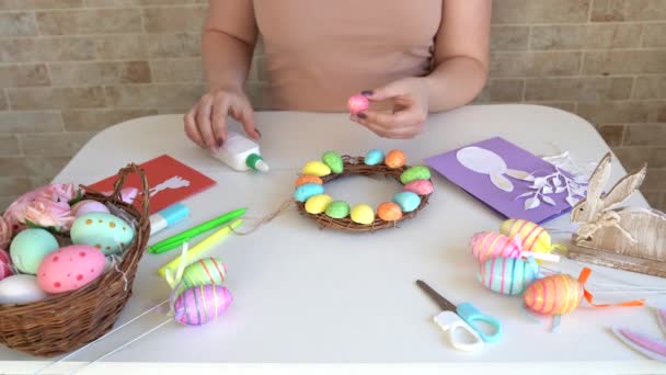 Mujer Hace Artesanías Para Pascua Tarjeta Colorida Hecha Mano Papel — Vídeo de stock
