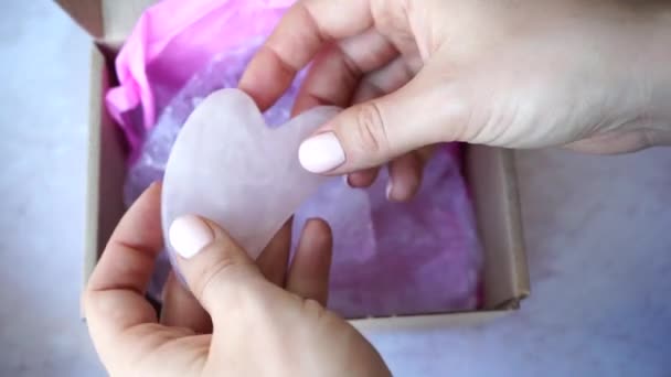 Wałek Masażu Gua Sha Kobiecych Rękach Różowy Nefrytowy Kamień Pielęgnacji — Wideo stockowe