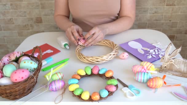 女はイースターのために工芸品を作る カラーペーパーからカラフルな手作りカード はさみ 段ボール ウサギ 木製のテーブルの上の芸術創造性 — ストック動画