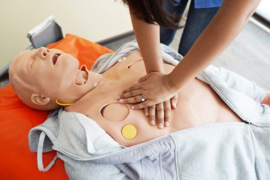 Hemşirelik öğrencileri acil servisteki hastaları nasıl kurtaracaklarını öğreniyorlar. Suni teneffüs eğitimi..