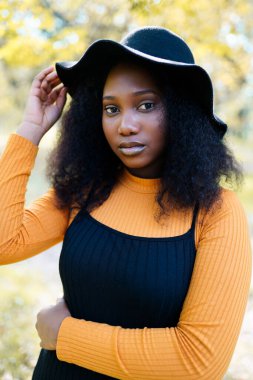 Siyah şapkalı, güzel, Afro-Amerikan bir kadının portresini yakından çek.