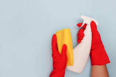 Mavi arka planı temizleyen kadın elleri. Temizlik ya da temizlik konsepti. Uzayı kopyala Düz yatış, Üst Görünüm.