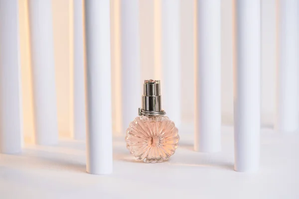 Flacon Parfum Sur Fond Blanc Avec Colonnes — Photo
