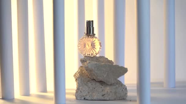 Бутылка Духов Камне Белом Фоне Колоннами — стоковое видео