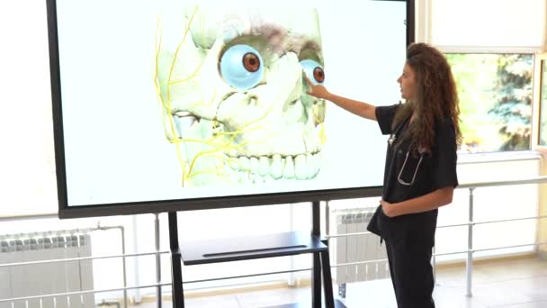 科学家或医科学生在实验室里用计算机和人体器官一起工作 — 图库视频影像