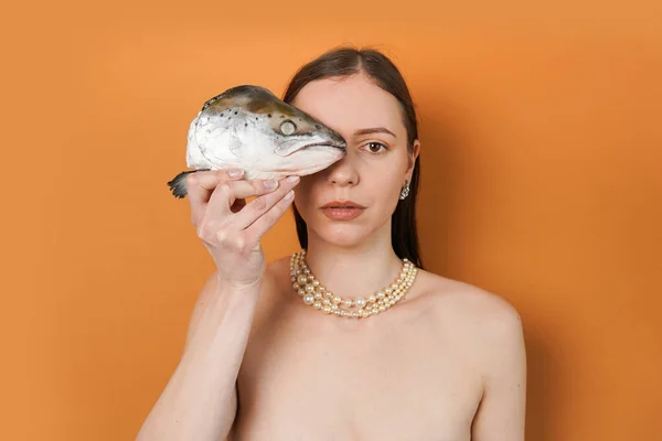 Elegante Retrato Femenino Con Pez Mujer Celebración Pescado Fresco Sobre — Foto de Stock