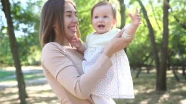 Parkta baloncuklar çıkaran mutlu anne ve kız