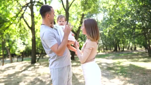 Lycklig Familj Parken Sols Ljus Mamma Pappa Och Bebisen Går — Stockvideo