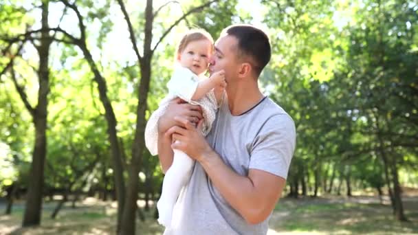 Jovem Pai Feliz Passar Tempo Junto Com Pequena Filha Livre — Vídeo de Stock