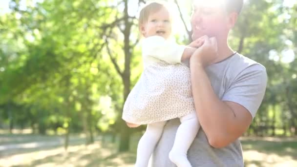 Lycklig Ung Far Tillbringa Tid Tillsammans Med Liten Dotter Utomhus — Stockvideo