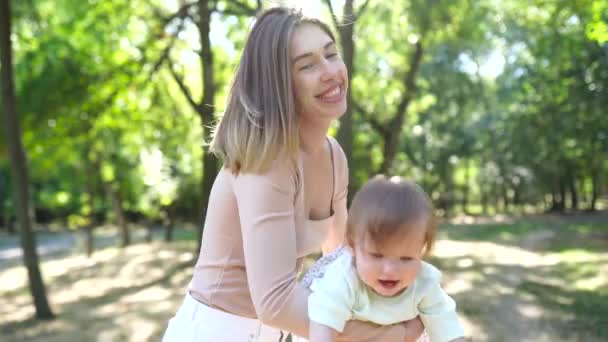 Feliz Mãe Amorosa Seu Bebê Divertindo Livre Parque — Vídeo de Stock