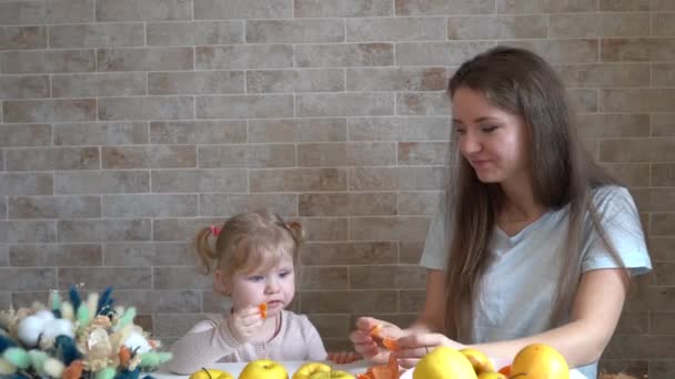 Szczęśliwa Rodzina Matka Dziecko Córeczka Kuchni Zdrowych Owoców Żywności — Wideo stockowe