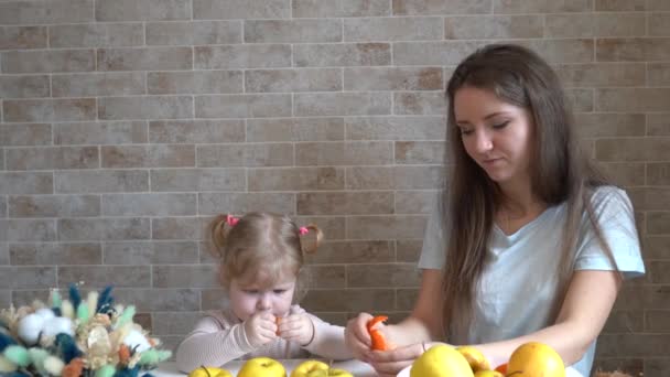 Счастливая Семья Мать Дочь Маленькая Девочка Едят Здоровую Вегетарианскую Пищу — стоковое видео