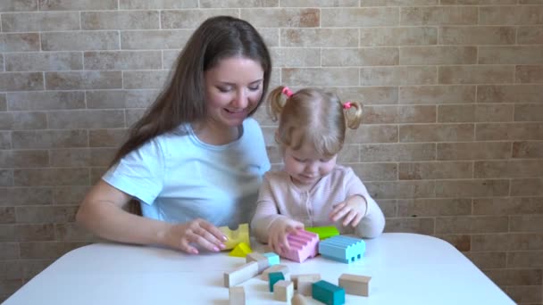 Menina Bonito Jovem Mulher Sentada Cozinha Brincando Com Blocos Construção — Vídeo de Stock