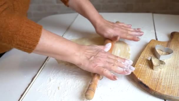 女性の手は白いテーブルの上にクッキーのための生地をこねる — ストック動画