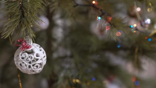 晚上关上圣诞树上的灯 用装饰品装饰的冷杉 圣诞树上的圣诞舞会 新年和圣诞节 — 图库视频影像