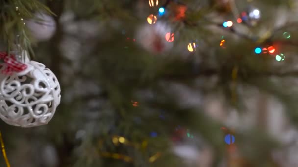 晚上关上圣诞树上的灯 用装饰品装饰的冷杉 圣诞树上的圣诞舞会 新年和圣诞节 — 图库视频影像