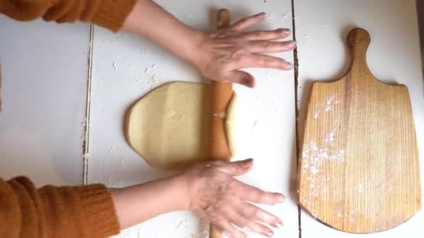 Dłonie Kobiety Ugniatają Ciasto Ciasteczka Białym Stole — Wideo stockowe