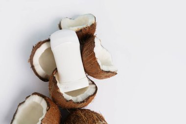 Beyaz arkaplanda deodorant ve hindistan cevizi kopyalama alanı